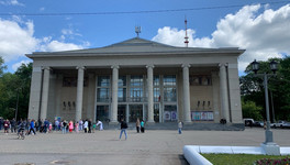 У филармонии в Кирове залили бетонное основание под памятник Александру Невскому