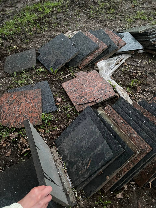 В парке имени Кирова демонтировали памятные плитки и выбросили их в кусты