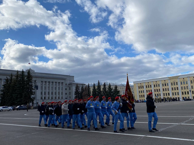 В Кирове на Театральной площади репетируют парад на 9 мая