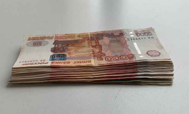 В Кирове директор УК незаконно перечислил супруге почти миллион рублей