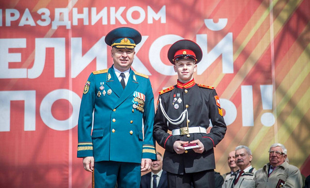 В Кирове наградили кадета, который спас человека из огня