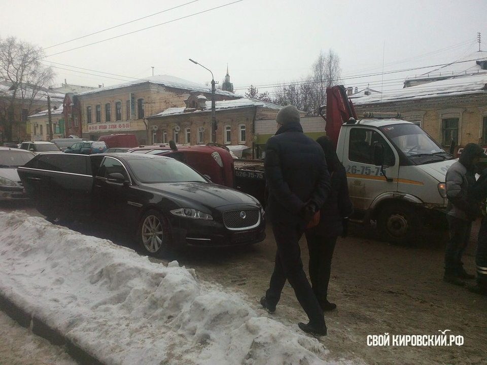 В Кирове «Калина» свалилась с автоэвакуатора на «Ягуар» стоимостью более 5 миллионов рублей
