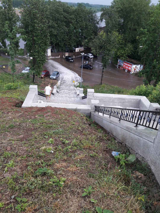 В Кирове Набережная Грина превратилась в "Ниагарский водопад"