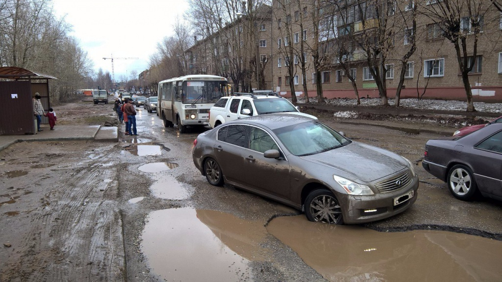 Фото дня: в Кирове асфальт уходит из-под колёс