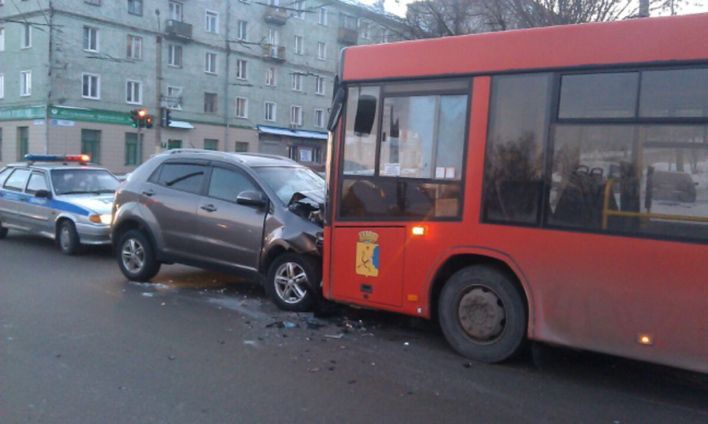 Пьяный водитель в Кирове лоб в лоб врезался в пассажирский автобус. ФОТО