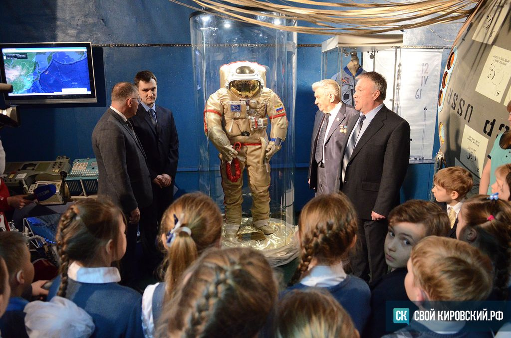 Музей Циолковского получил в подарок уникальный скафандр для выхода в космос