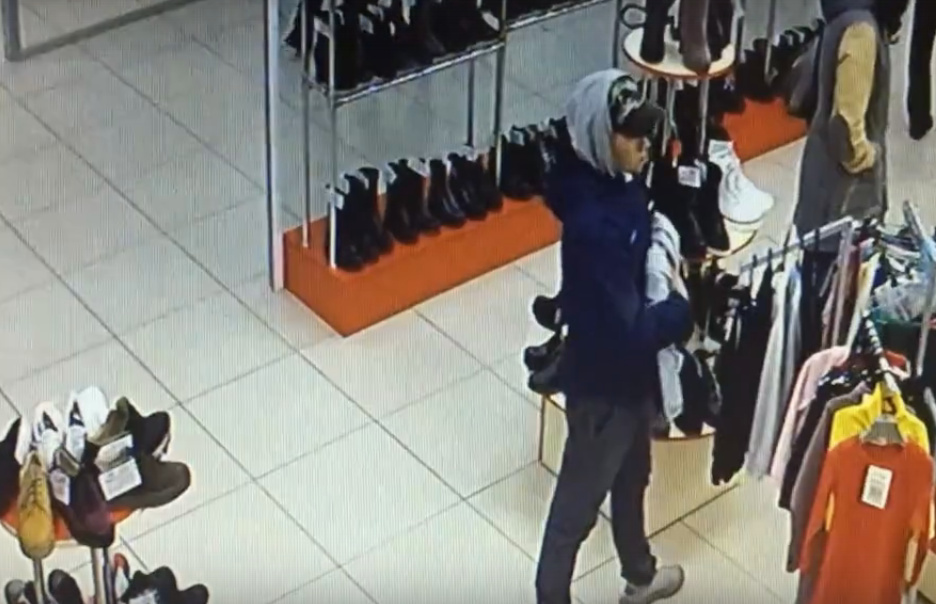 Девушка в магазине пыталась спиздить туфли но была выебана продавцом