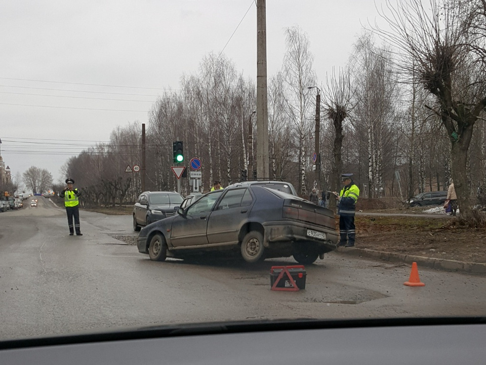 Фото дня: в Кирове асфальт уходит из-под колёс