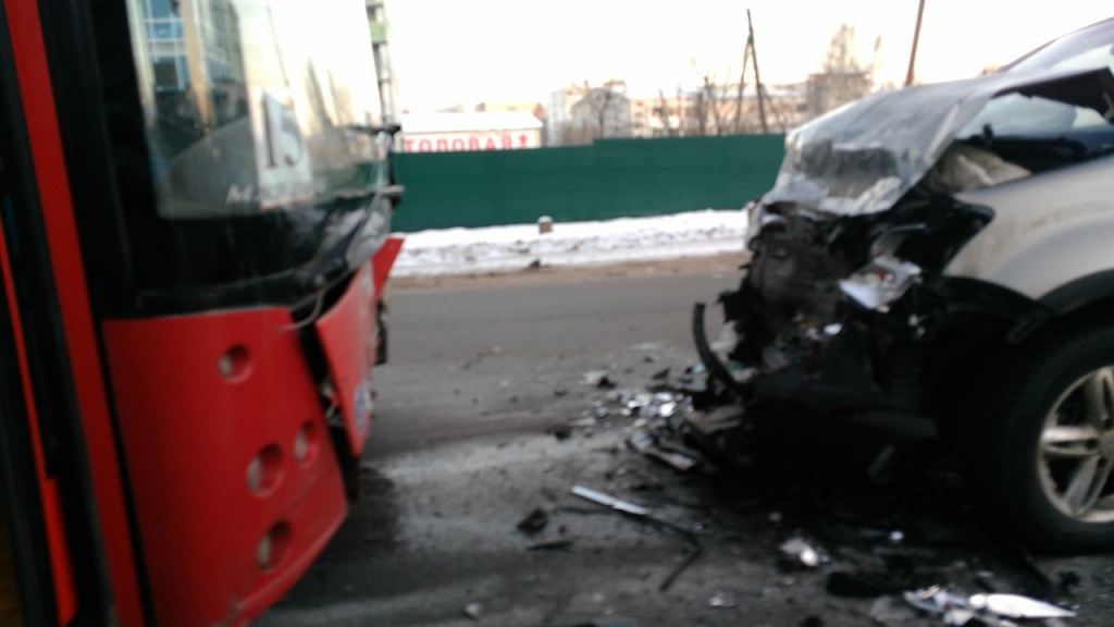 Пьяный водитель в Кирове лоб в лоб врезался в пассажирский автобус. ФОТО
