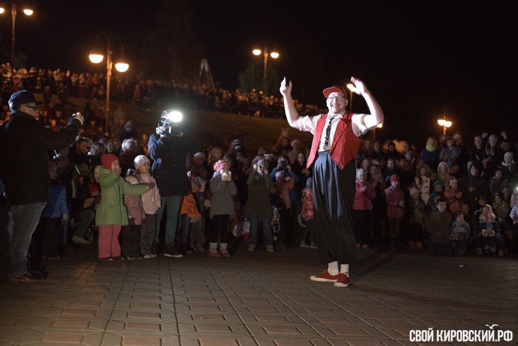 На набережной Грина выступили артисты циркового шоу «Арлекино». ФОТО