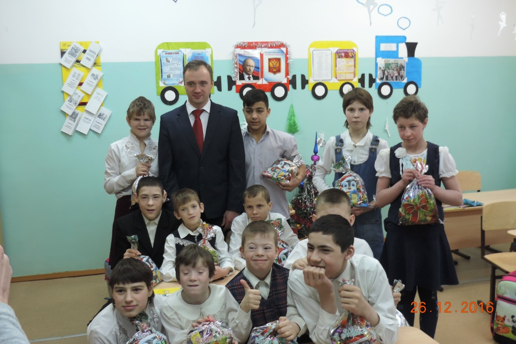 В канун новогодних праздников воспитанники детских домов получили подарки от Рахима Азимова