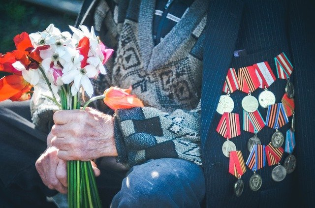 «Ветераны воспринимают помощь правильно». Кто и когда ухаживает за героями Великой Отечественной войны