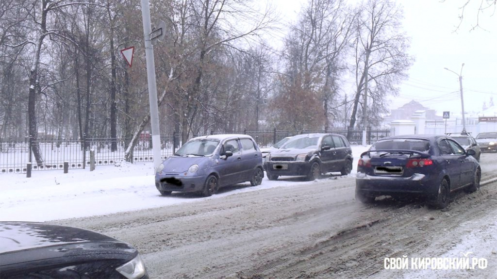 В Кирове столкнувшиеся автомобили образовали затор на Казанской (ФОТО)