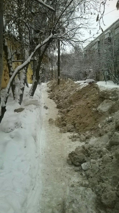 И так сойдет: кировские коммунальщики сгребли снег с проезжей части на тротуар (ФОТО)