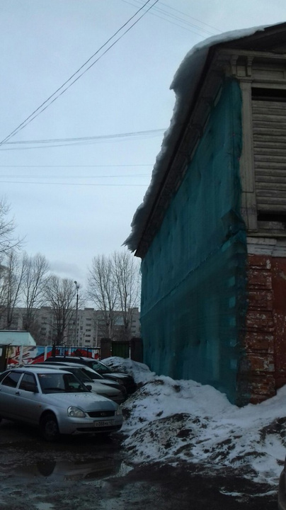 Кировчане продолжают жаловаться на неочищенные крыши (ФОТО)