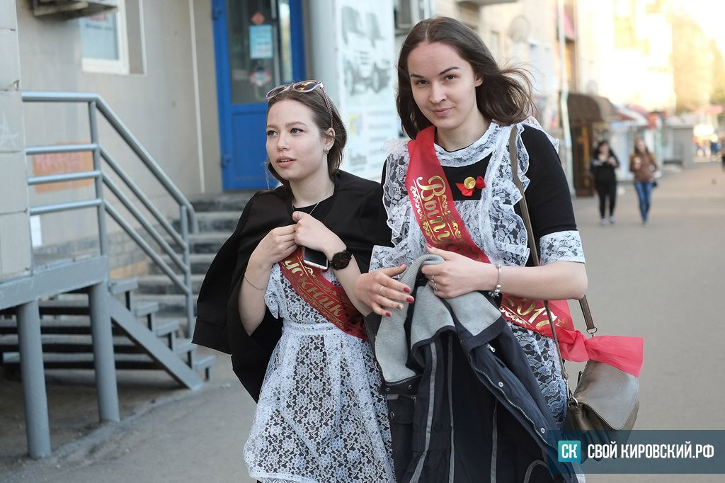 Места и лица: как проходит последний звонок кировских школьников. Только фото
