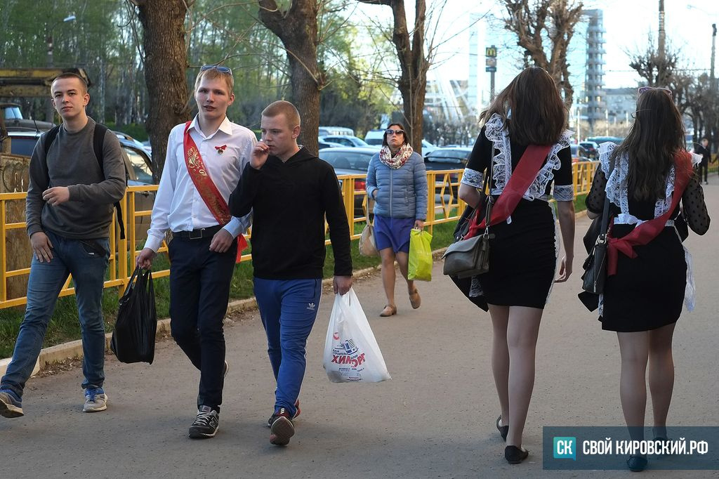 Места и лица: как проходит последний звонок кировских школьников. Только фото