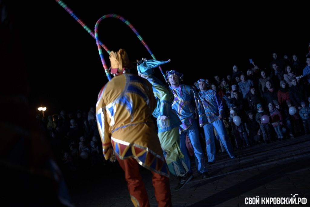 На набережной Грина выступили артисты циркового шоу «Арлекино». ФОТО
