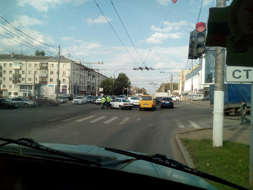 Из-за обрыва троллейбусной линии Производственная и Воровского встали в пробку
