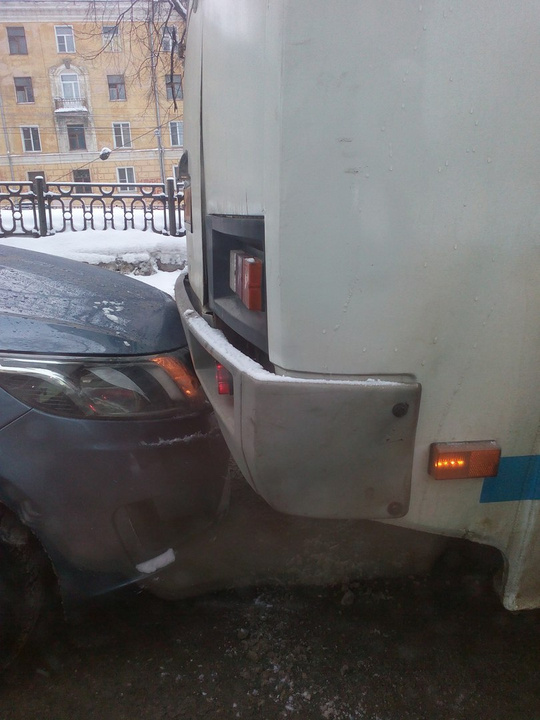 Сразу три автомобиля и автобус столкнулись в Кирове