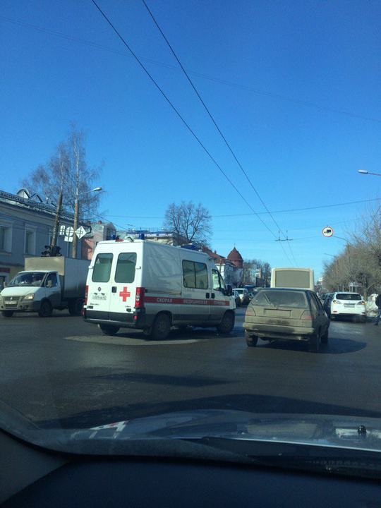 На перекрестке Ленина и Орловской столкнулись иномарка и карета «скорой помощи»