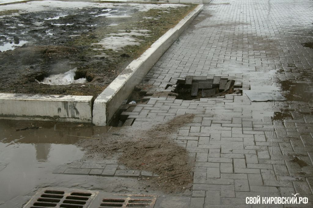 В Кирове опять обвалился тротуар у Вечного огня. ФОТО