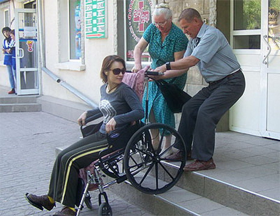 Инвалид в коляске снял проститутку для секса - порно фото