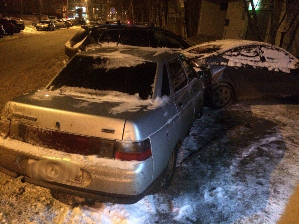 В центре Кирова ВАЗ протаранил два автомобиля (ФОТО)