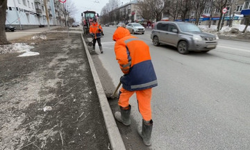 В Кирове дорожники начали убирать уличный смёт