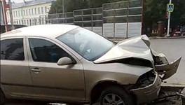 В Кирове иномарка столкнулась с ВАЗом и врезалась в столб