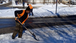 Дорожники устраняют снежную кашу на дорогах Кирова