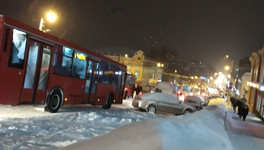 Киров встал в пробках вечером 5 февраля: троллейбусы не могут подняться в гору, автобус толкают полицейские