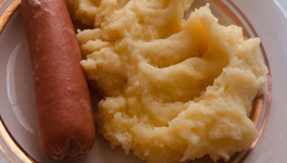 «В одной тарелке картошка, в другой - картошка с сосиской»: омбудсмен возмутилась разницей между платным и бесплатным меню в кировских школах