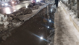 «Можно пройти по ледяной кромочке»: на Октябрьском проспекте образовалась огромная лужа