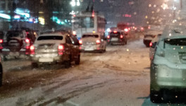 «Город встал напрочь»: из-за снегопада в Кирове вновь случился дорожный коллапс