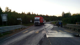 На трассе Киров - Пермь столкнулись две фуры: одного из водителей увезли на скорой