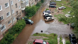 «Не войти и не выйти»: в Кирове после дождя затопило двор