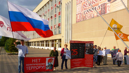 Кировчане вышли на пикет к мэрии против установки памятника Сталину