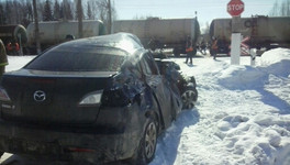В Кировской области «Мазда» столкнулась с грузовым составом на ж/д переезде
