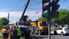 На Луганской грузовик протаранил столб: образовалась пробка