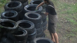 Кировчане выследили нарушителей, устроивших свалку старых шин в центре города