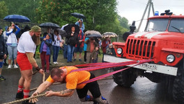 В Котельниче силачи тянули пожарную машину весом в 18,5 тонн