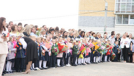 Оркестр, шары и врио губернатора: учеников 11-й школы поздравили с Днём знаний