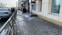 На улице Ленина глыба льда рухнула на женщину