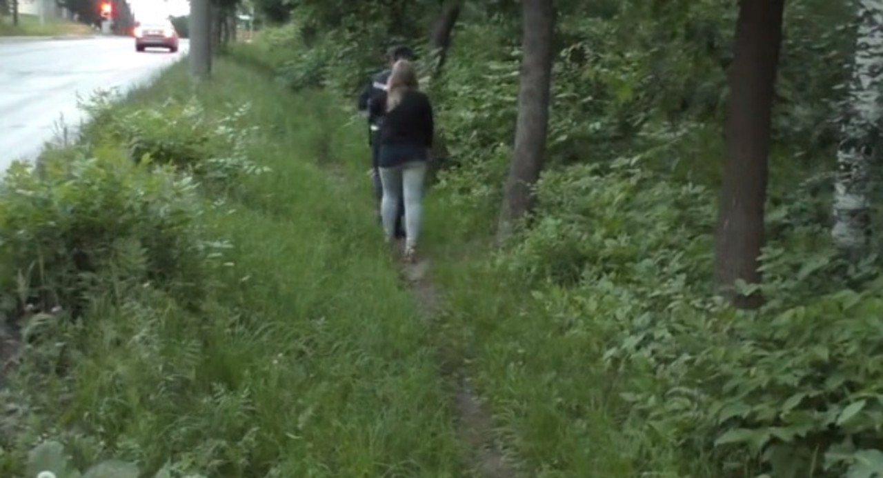 Русскую шатенку трахает в лесу в частном видео