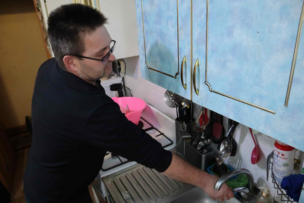 Жильцы аварийного дома на Лесозаводской страдают из-за проблем с водопроводом и отоплением