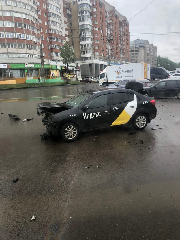 На перекрёстке Октябрьского проспекта и улицы Комсомольской произошло ДТП с такси