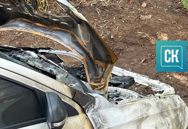 В одном из дворов в Кирове загорелся автомобиль. Видео