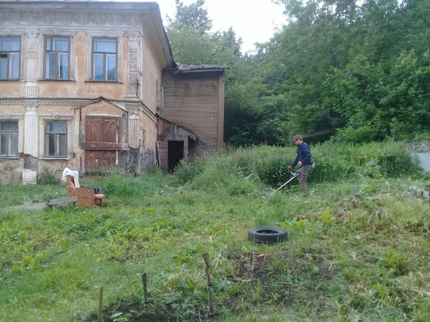 Волонтёры прибрались у ещё одного исторического дома в Кирове