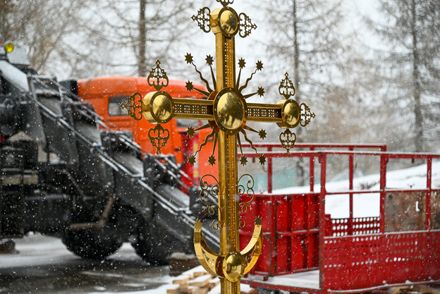 На купол братского корпуса Трифонова монастыря установили крест
